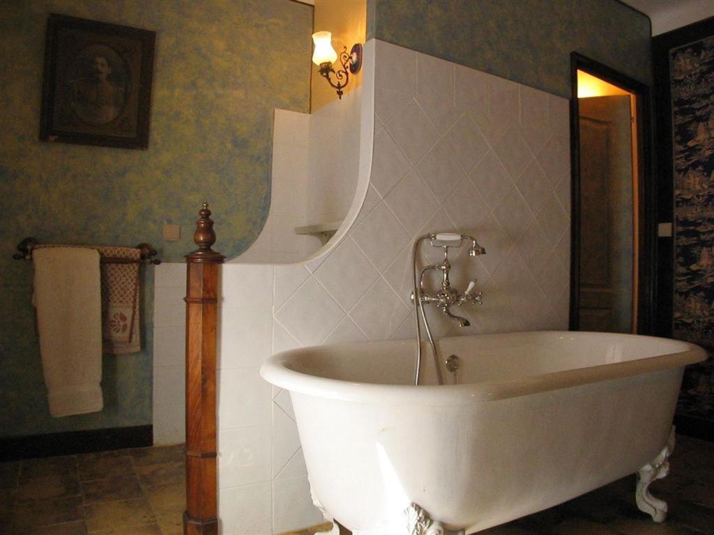 Bize De La Tour Bed & Breakfast Saint-Bonnet-du-Gard Room photo